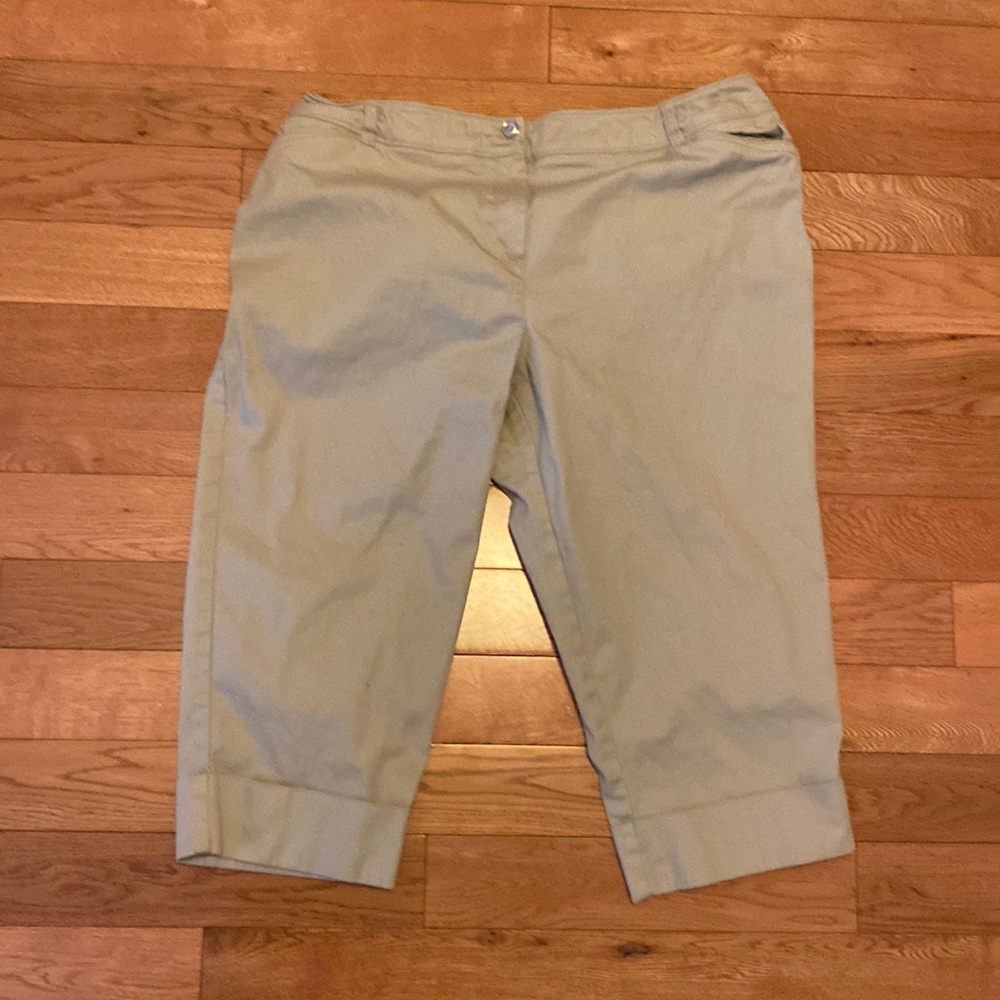 Plus size cuffed 97% cotton Capri pants.